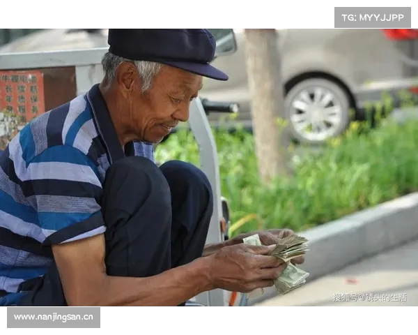 两位老人送孙子上学途经校门口不幸遭遇车祸身亡引发社会关注 两位老人送孙子上学途经校门口不幸遭遇车祸身亡引发社会关注